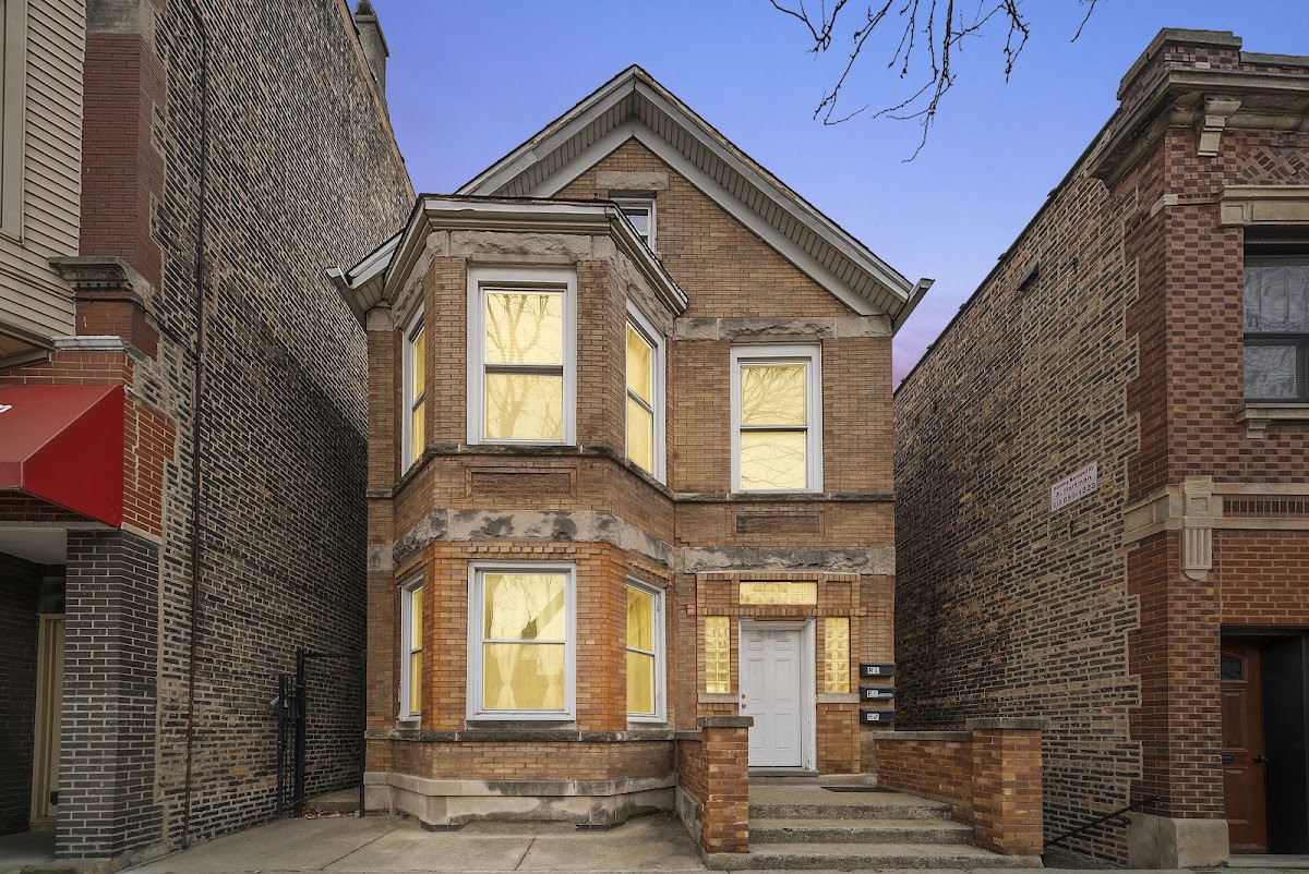 Real Estate Agent in Chicago -- Chicago Property Sisters - REMAX Loyalty