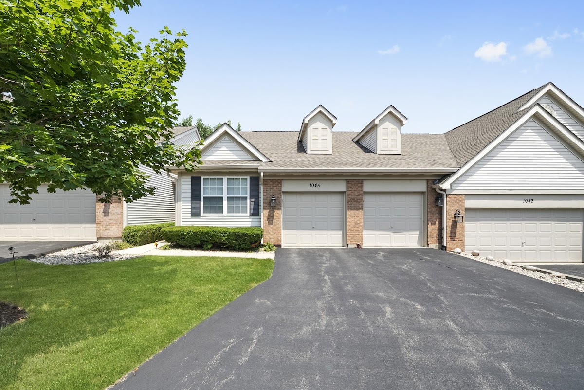 Real Estate Agent in Chicago -- Chicago Property Sisters - REMAX Loyalty (2)